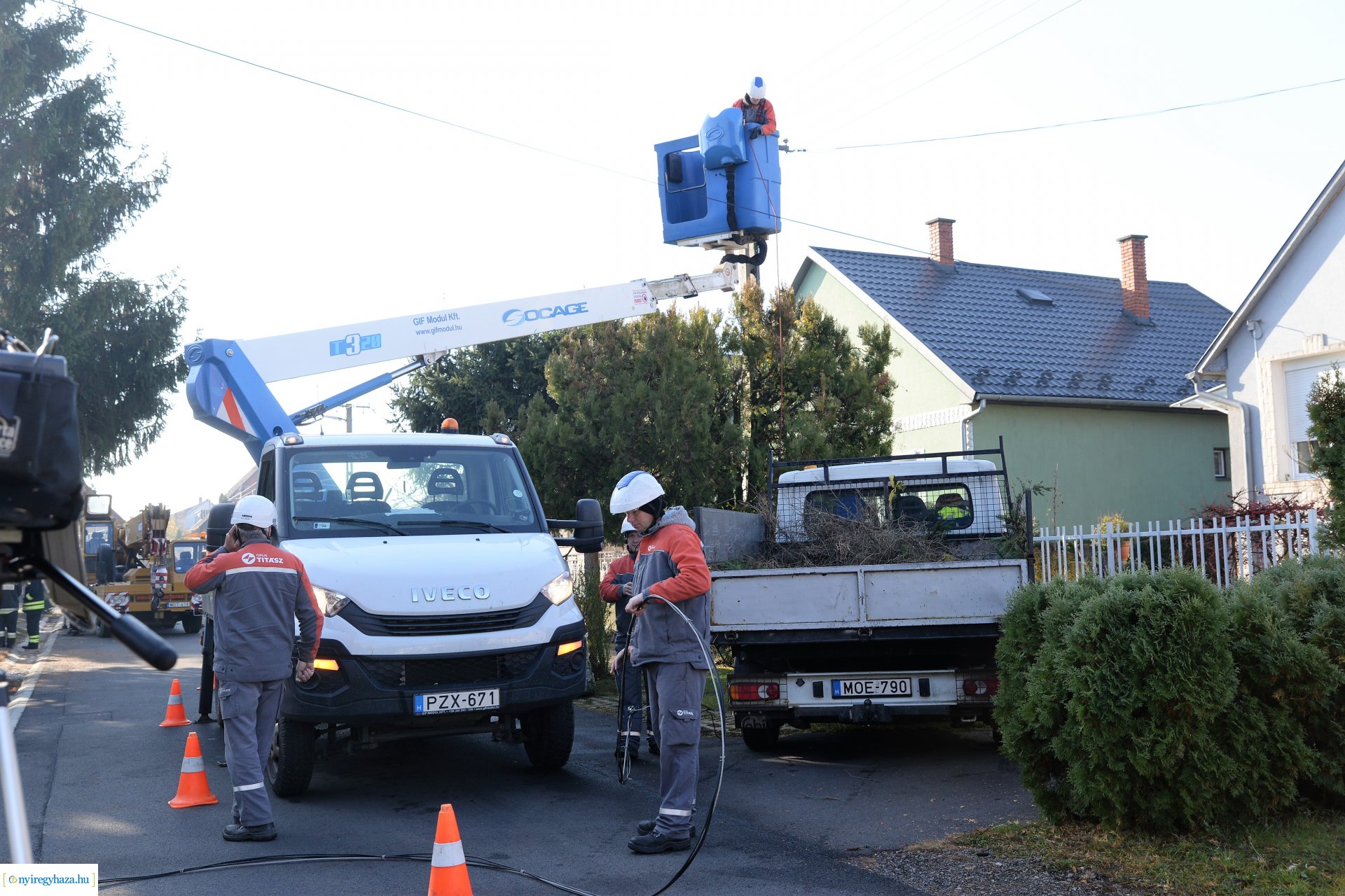 Helyére került a karácsonyfa a Kossuth téren