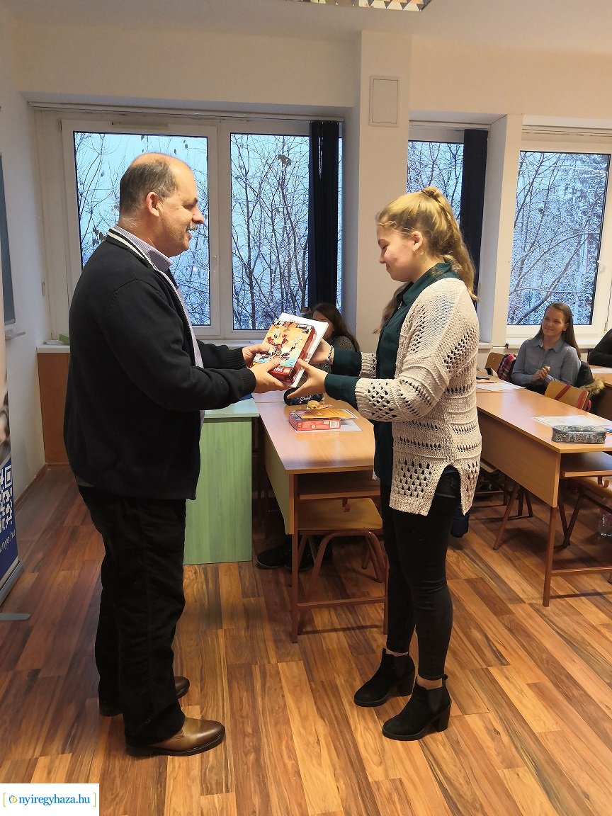 Helyesírásban versenyeztek a középiskolások az egyetemen