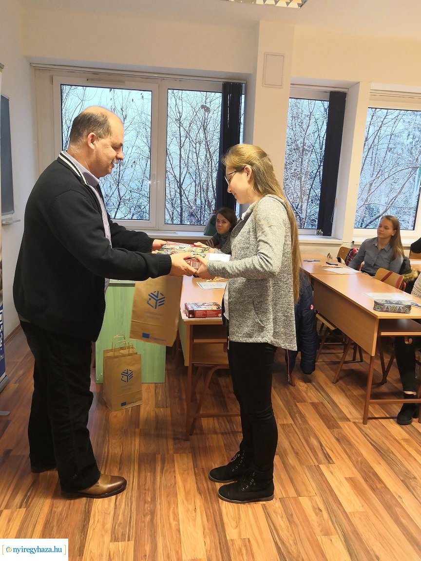 Helyesírásban versenyeztek a középiskolások az egyetemen