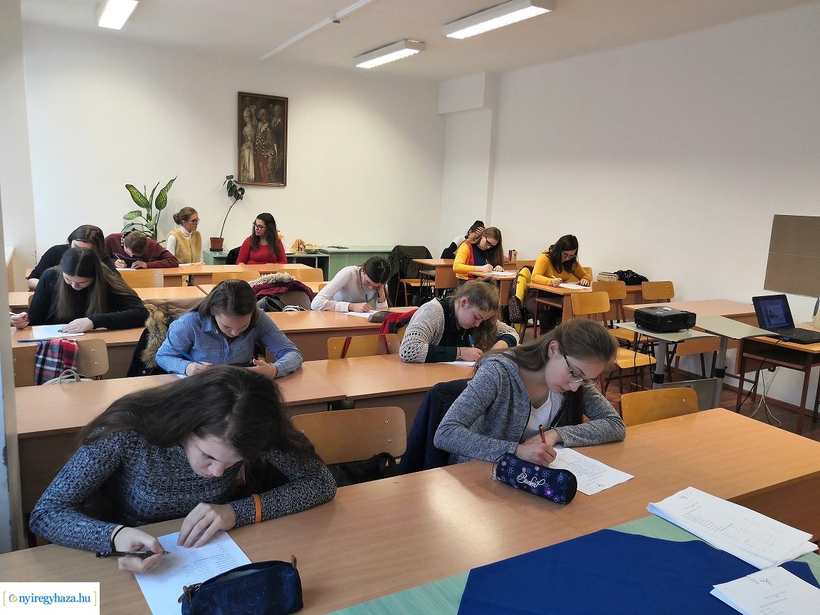 Helyesírásban versenyeztek a középiskolások az egyetemen