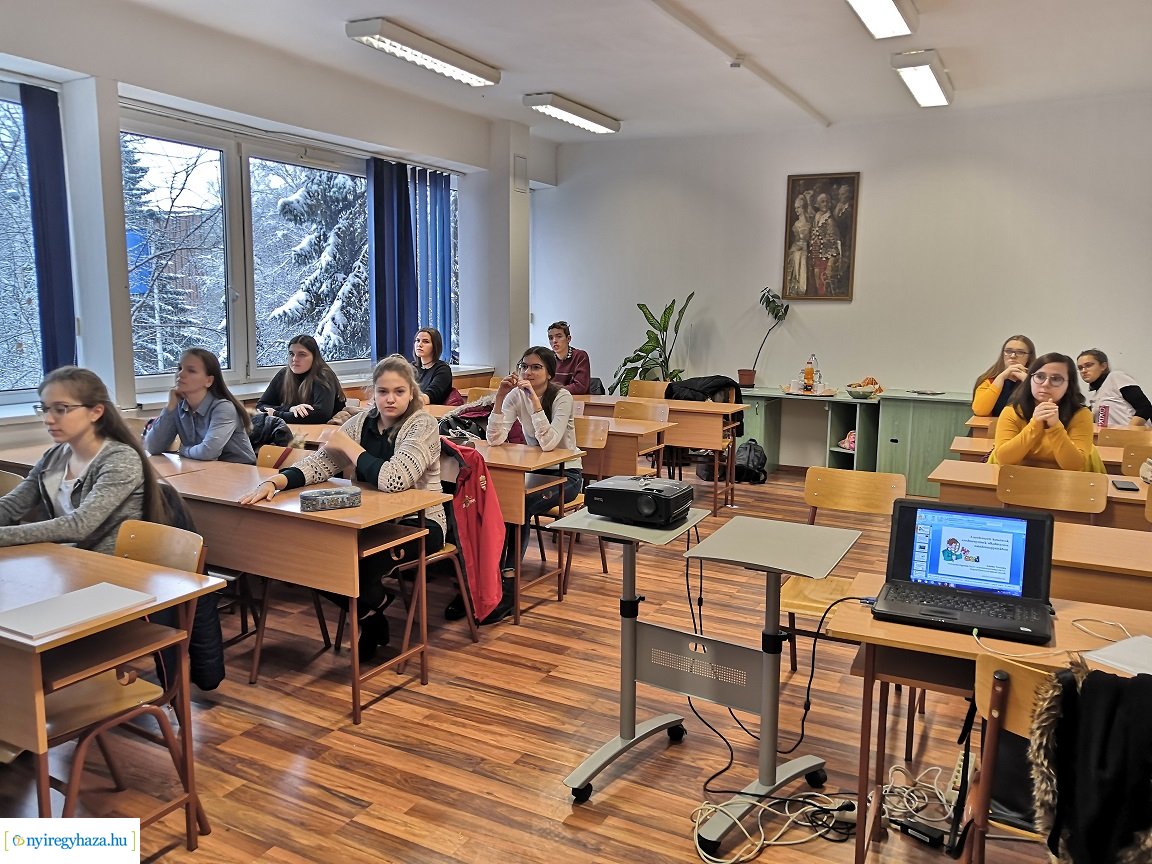 Helyesírásban versenyeztek a középiskolások az egyetemen