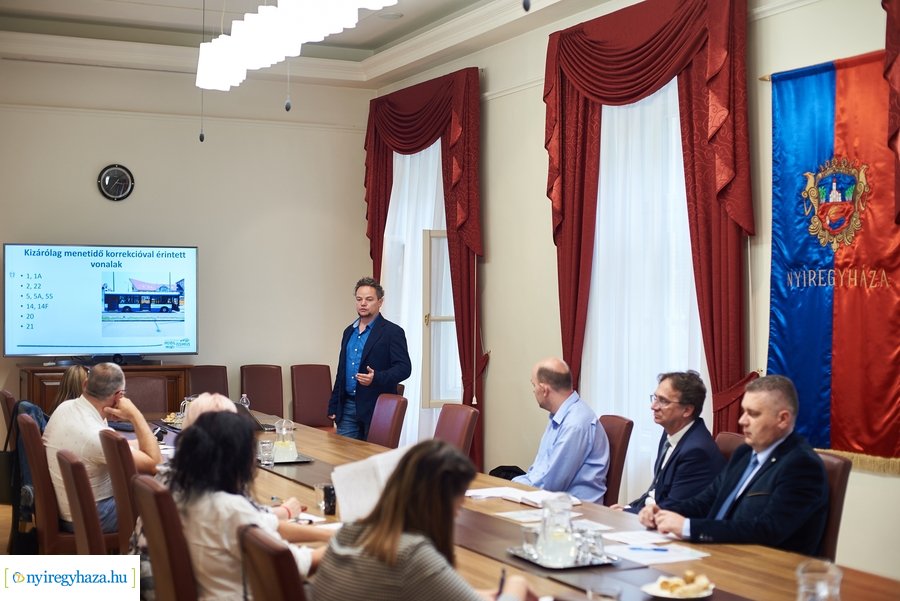 Helyi buszközlekedés fejlesztés - sajtótájékoztató