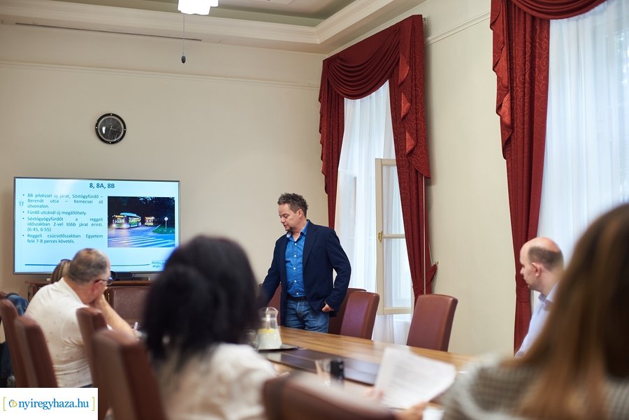 Helyi buszközlekedés fejlesztés - sajtótájékoztató