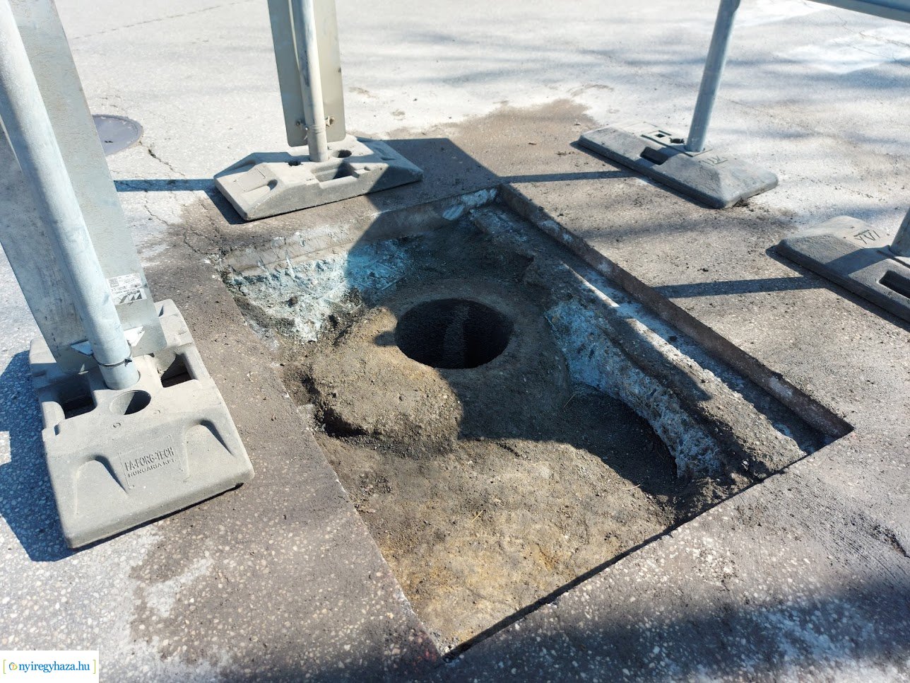 Helyreállítási munkálatok a Garibaldi utca és a Sóstói út kereszteződésében 