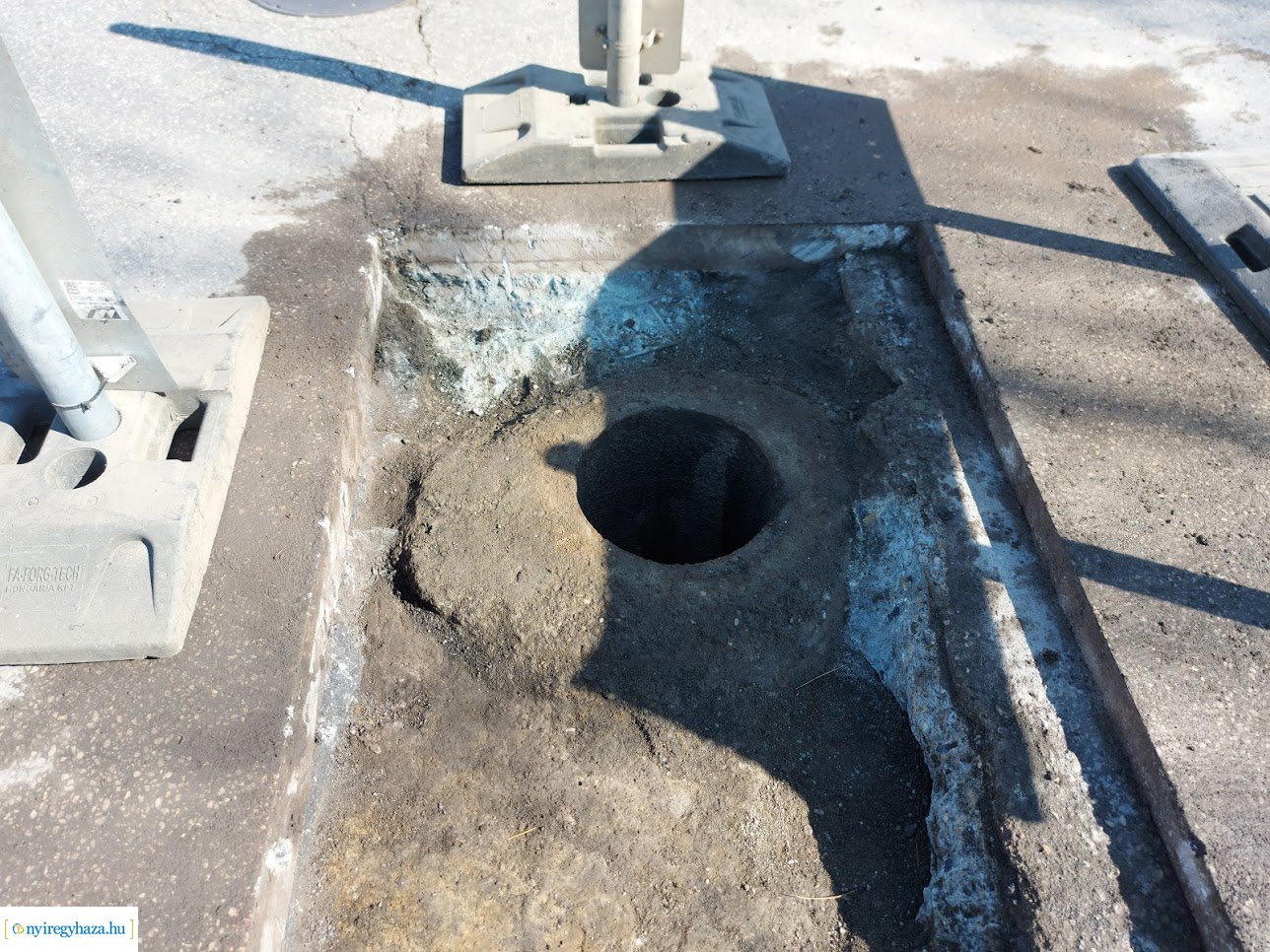 Helyreállítási munkálatok a Garibaldi utca és a Sóstói út kereszteződésében 