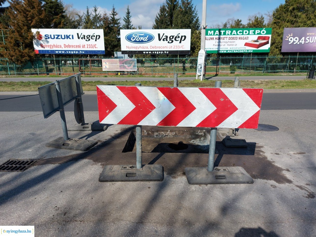 Helyreállítási munkálatok a Garibaldi utca és a Sóstói út kereszteződésében 