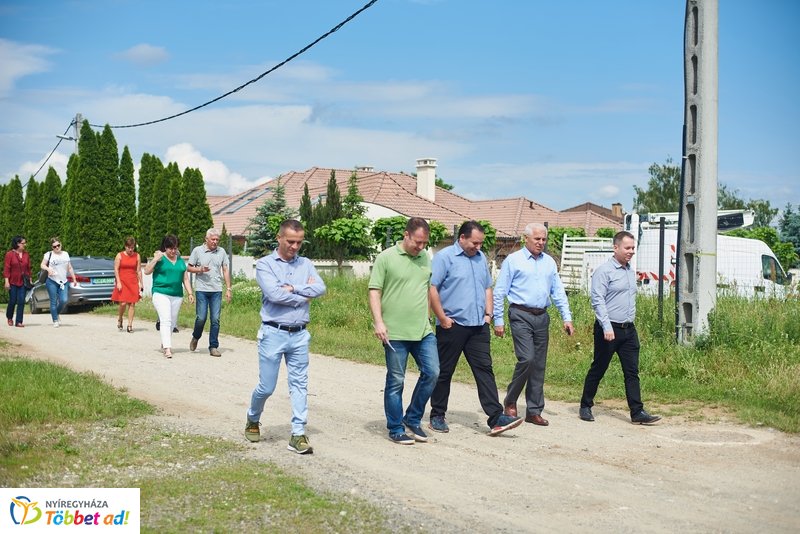 Helyszíni bejárás a Tenisz utcán