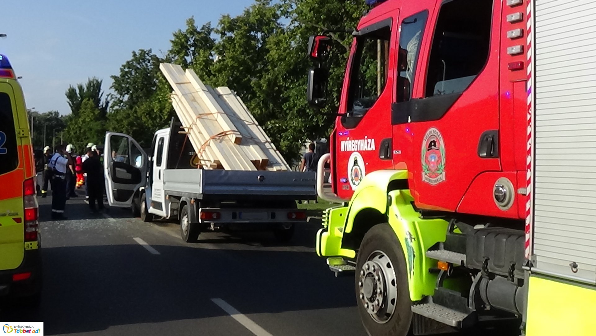 Helyszíni fotók a Sóstói úton történt tömeges karambolról
