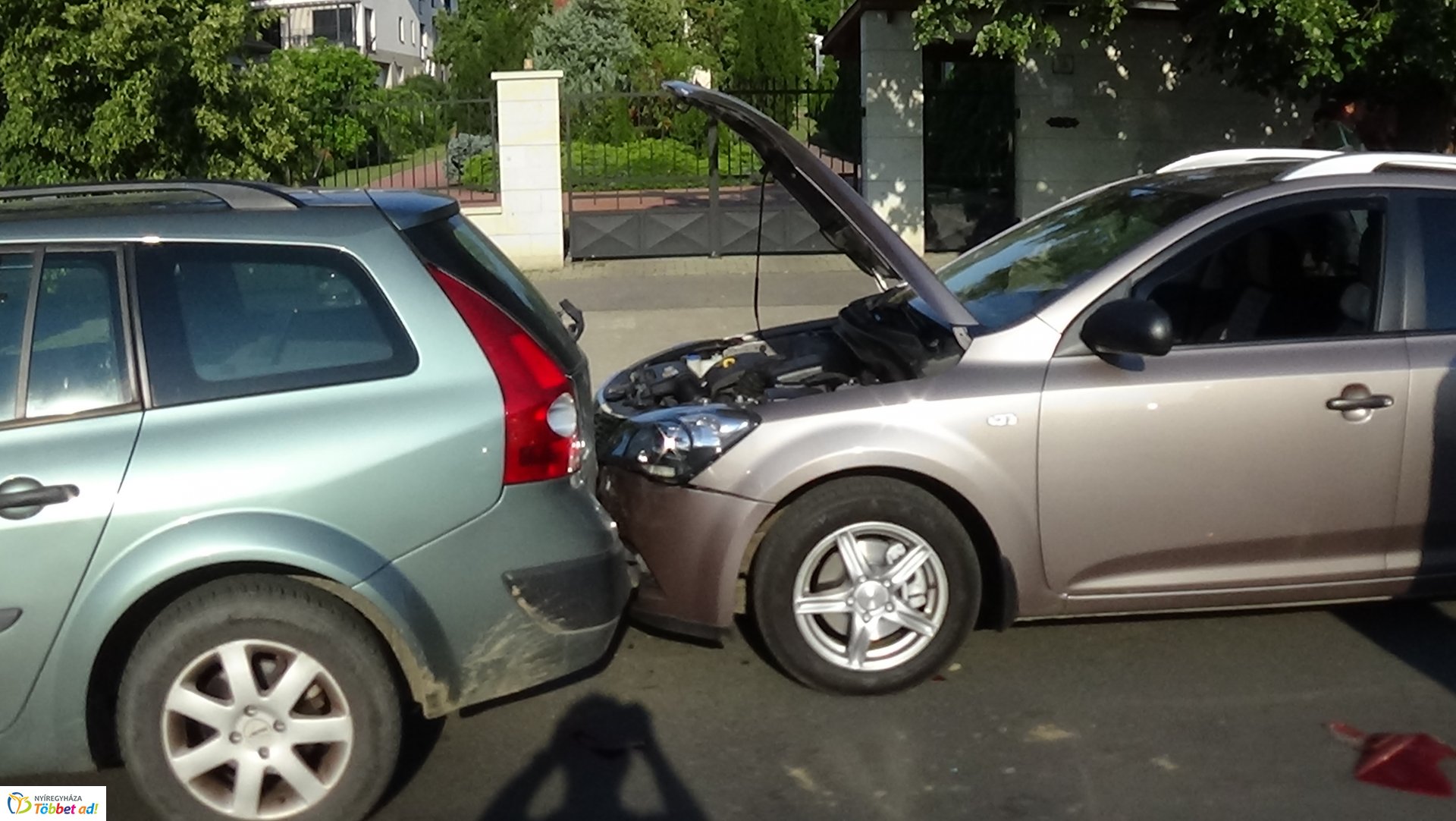 Helyszíni fotók a Sóstói úton történt tömeges karambolról