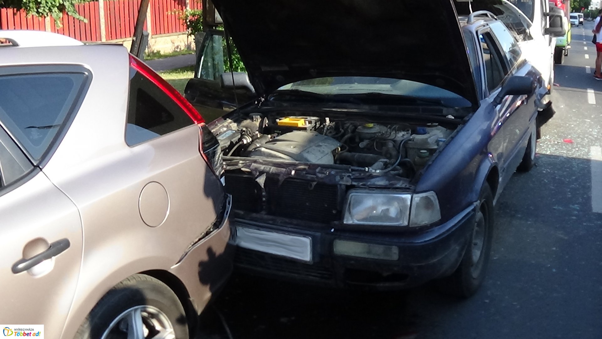 Helyszíni fotók a Sóstói úton történt tömeges karambolról