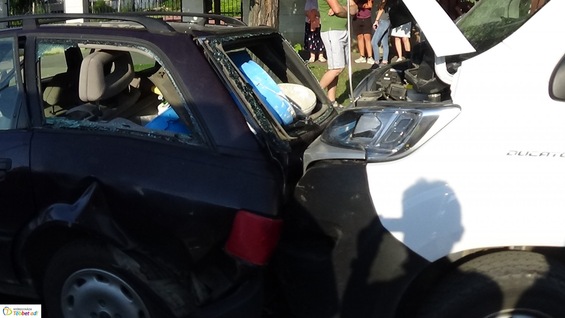 Helyszíni fotók a Sóstói úton történt tömeges karambolról
