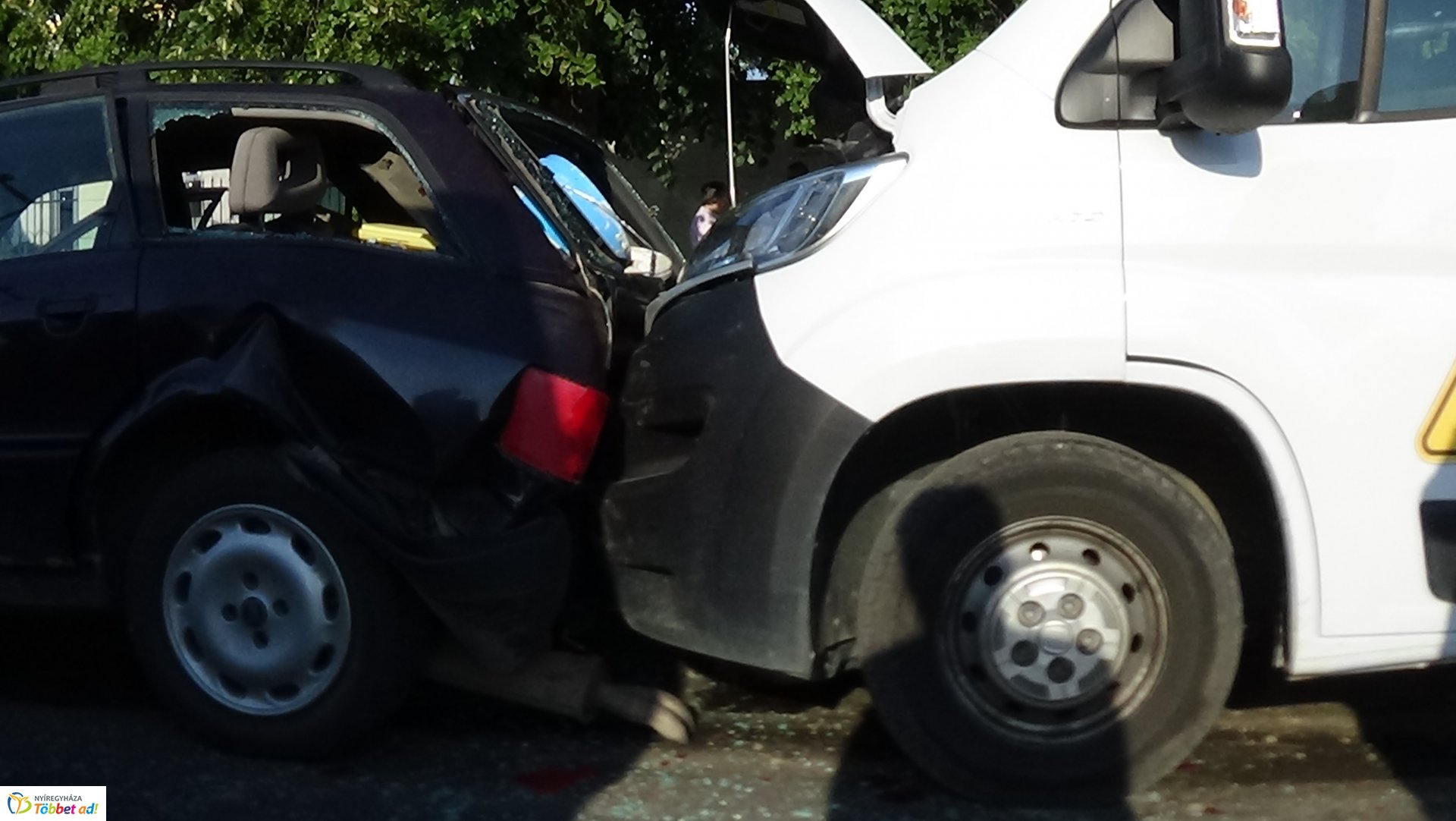 Helyszíni fotók a Sóstói úton történt tömeges karambolról