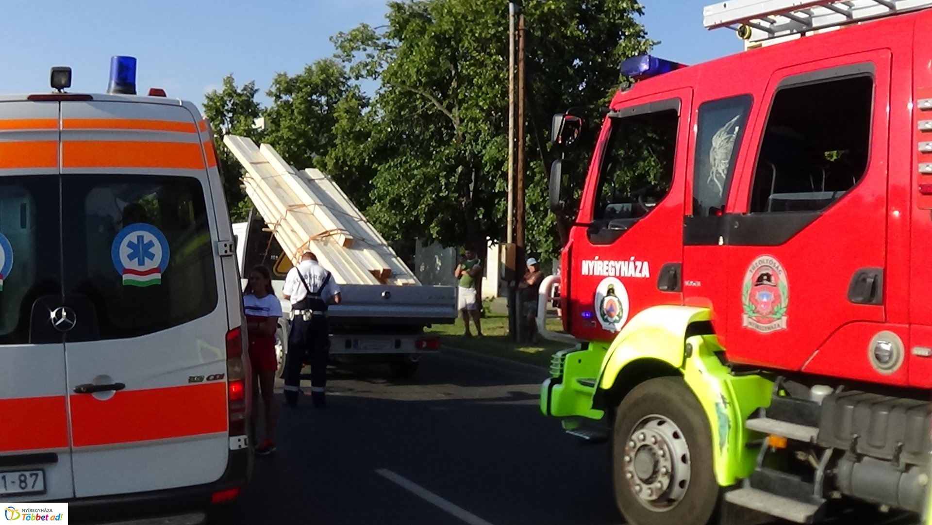 Helyszíni fotók a Sóstói úton történt tömeges karambolról