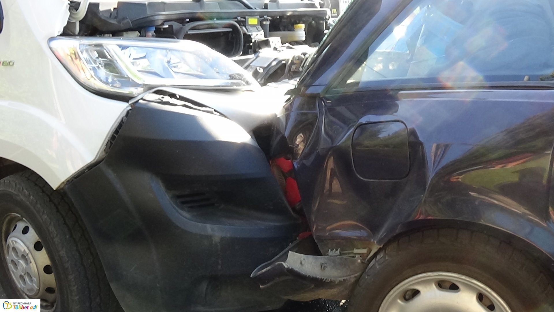 Helyszíni fotók a Sóstói úton történt tömeges karambolról