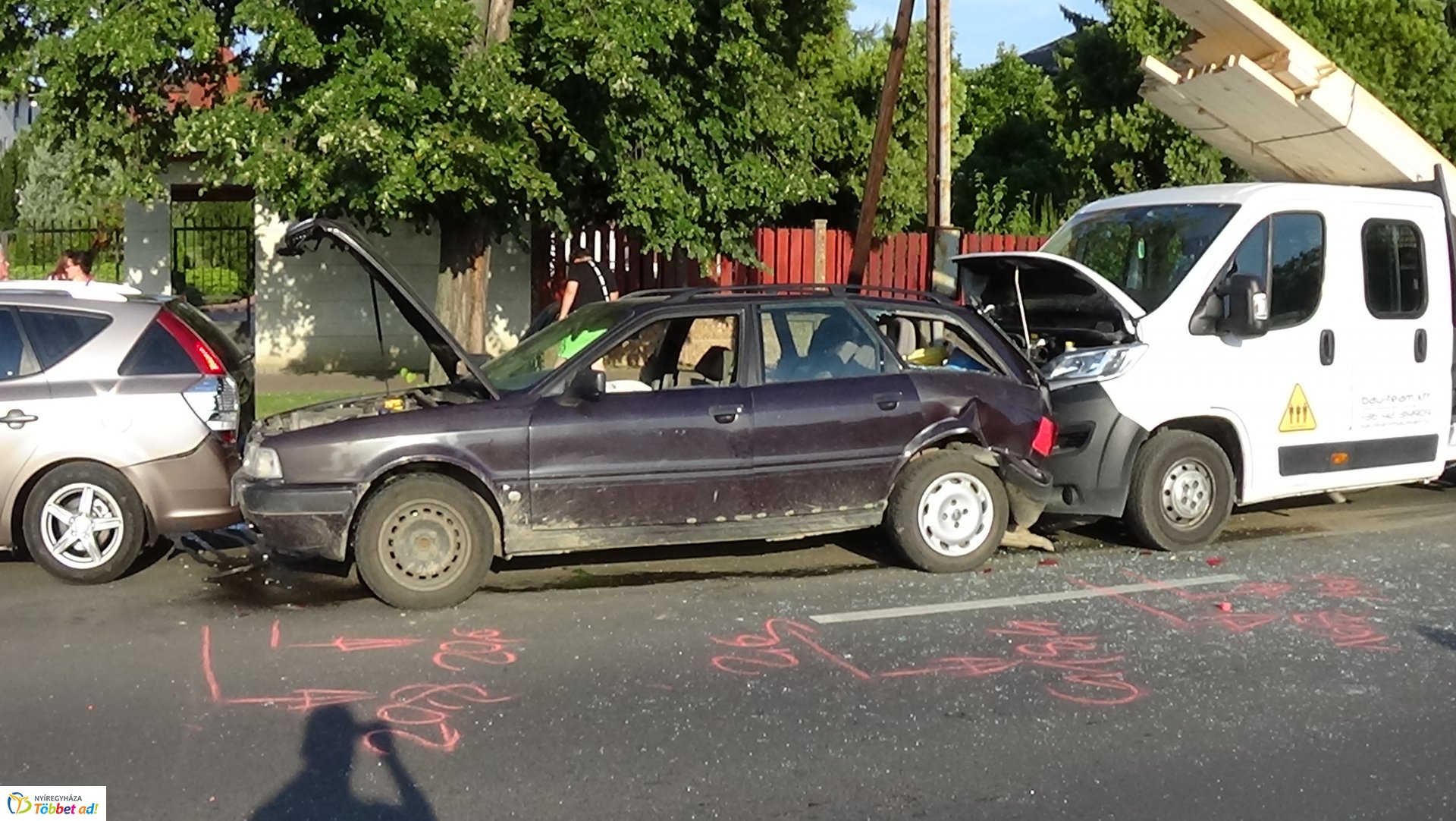 Helyszíni fotók a Sóstói úton történt tömeges karambolról