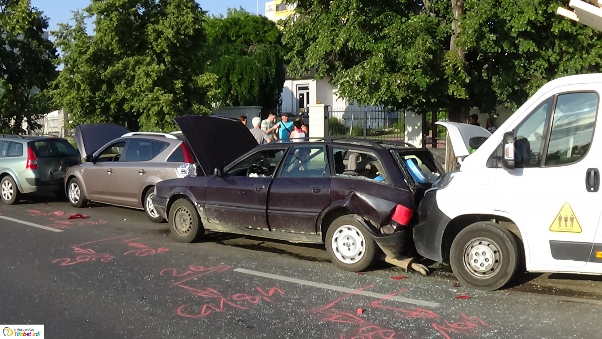 Helyszíni fotók a Sóstói úton történt tömeges karambolról