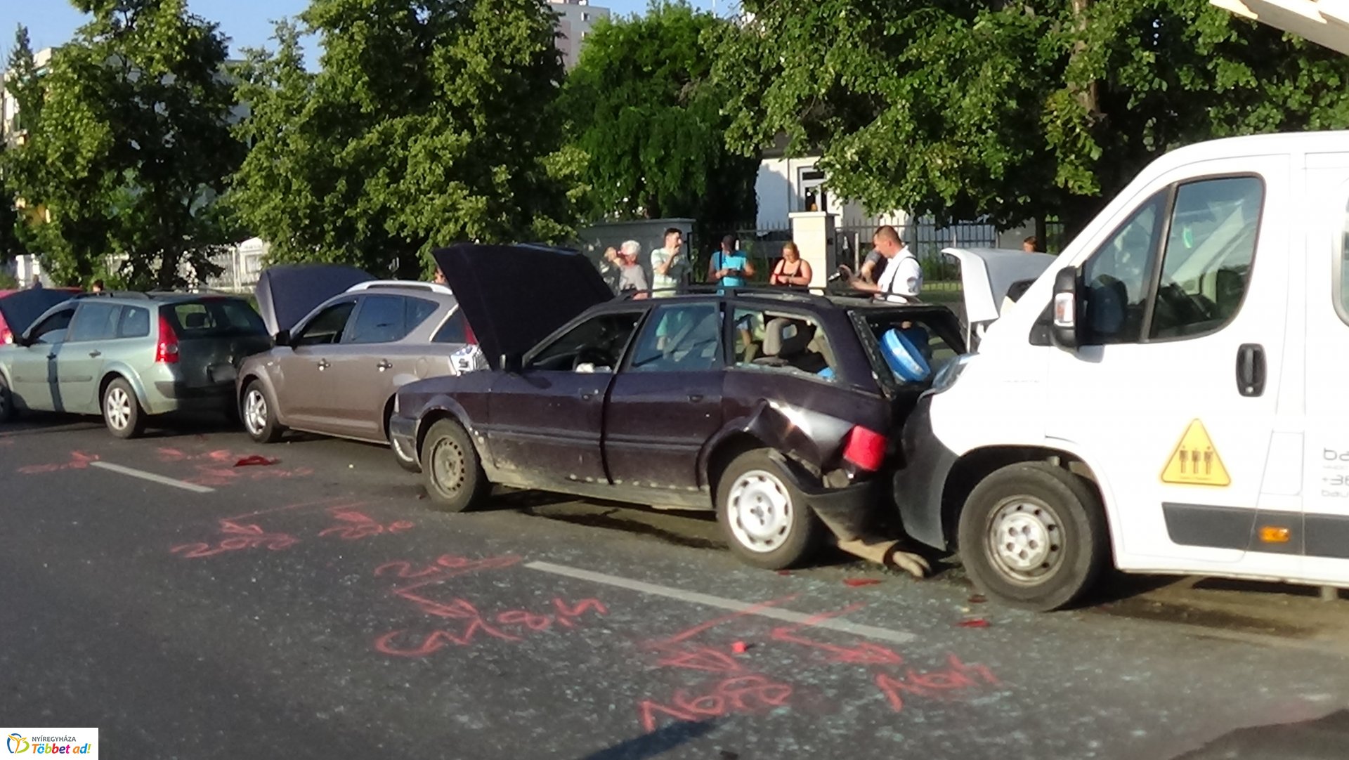 Helyszíni fotók a Sóstói úton történt tömeges karambolról