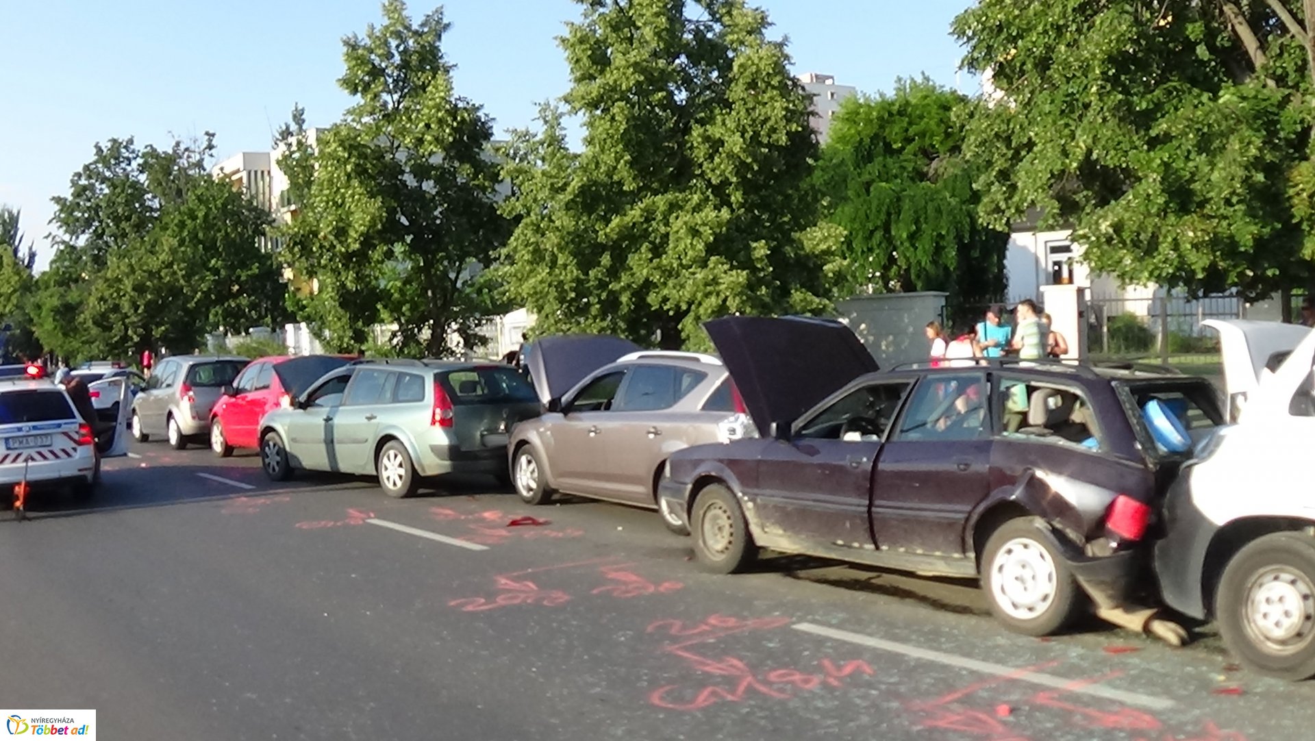 Helyszíni fotók a Sóstói úton történt tömeges karambolról