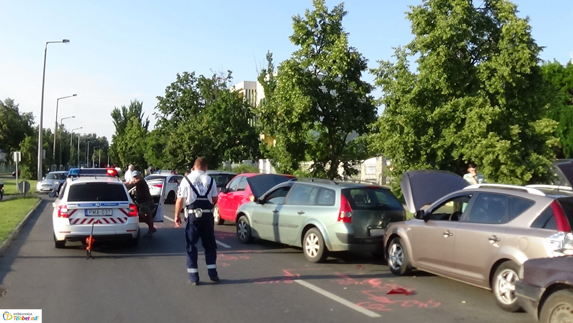 Helyszíni fotók a Sóstói úton történt tömeges karambolról