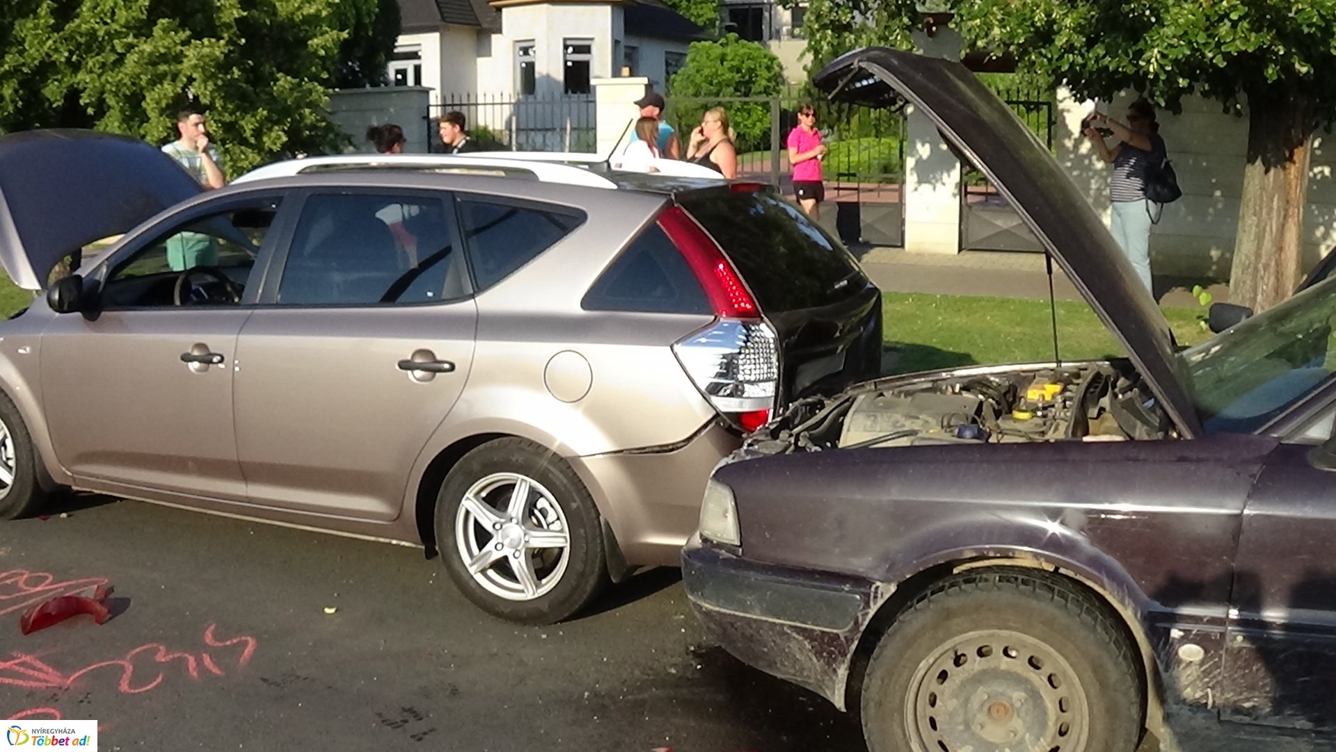 Helyszíni fotók a Sóstói úton történt tömeges karambolról