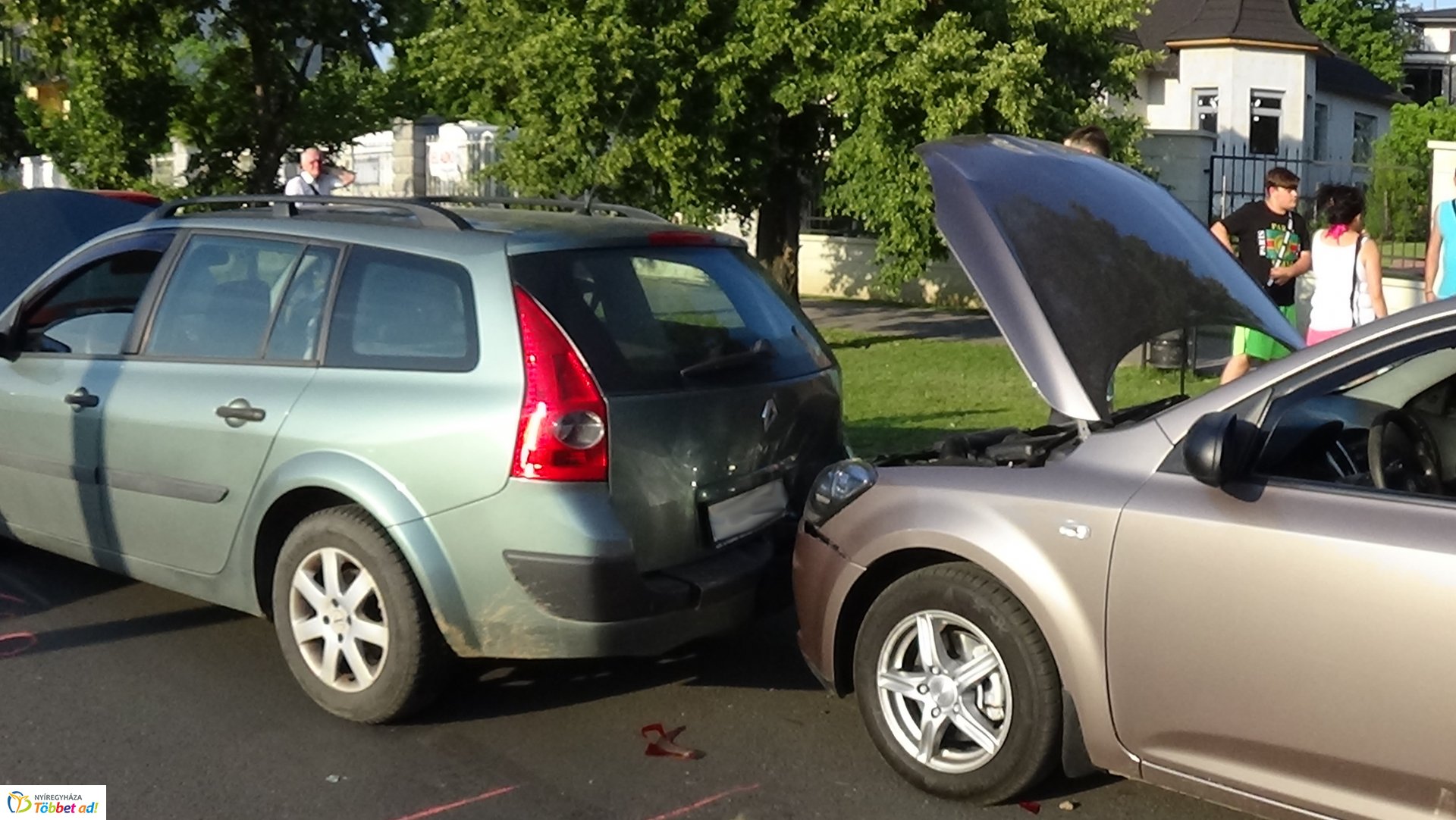 Helyszíni fotók a Sóstói úton történt tömeges karambolról