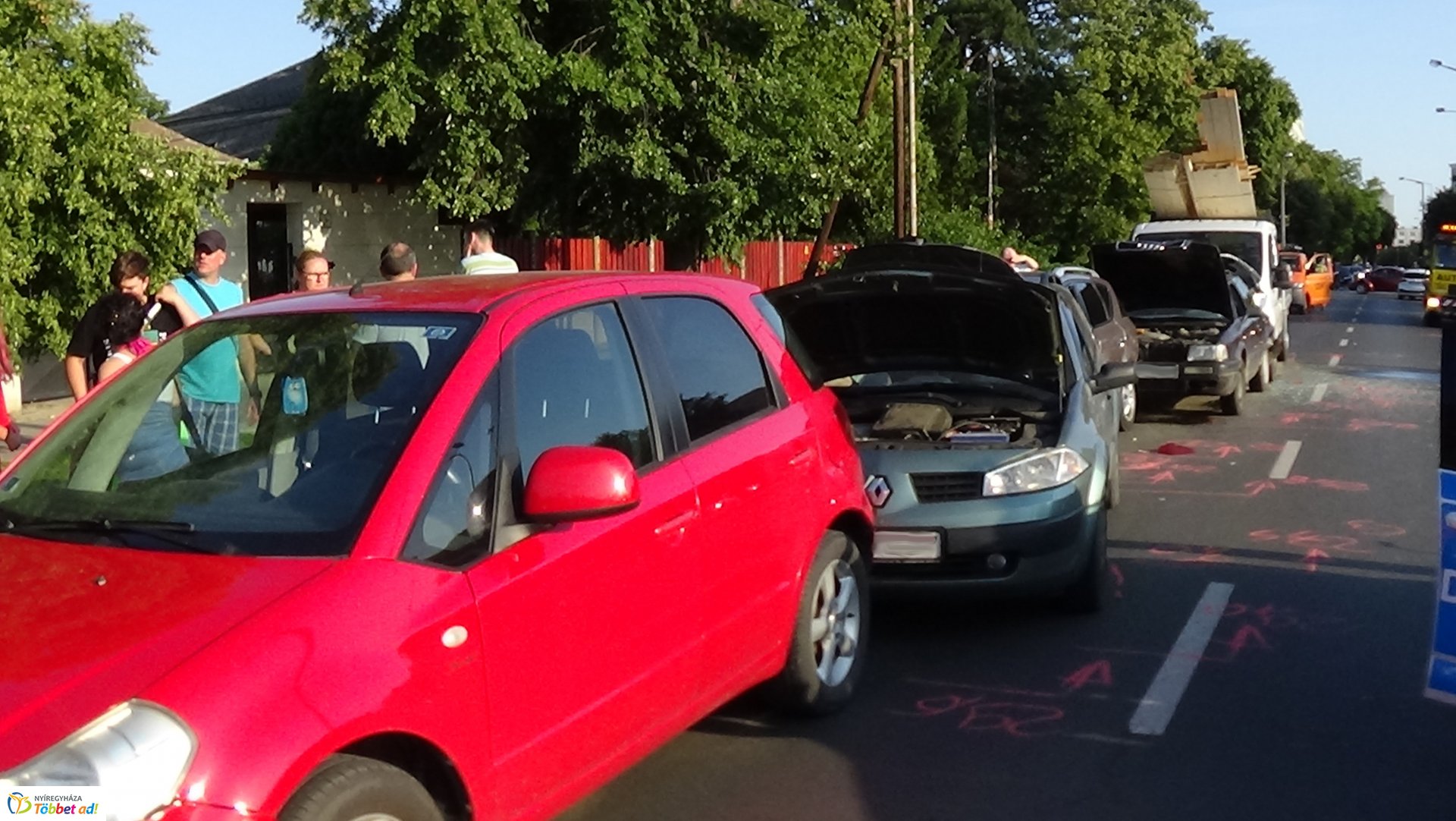 Helyszíni fotók a Sóstói úton történt tömeges karambolról