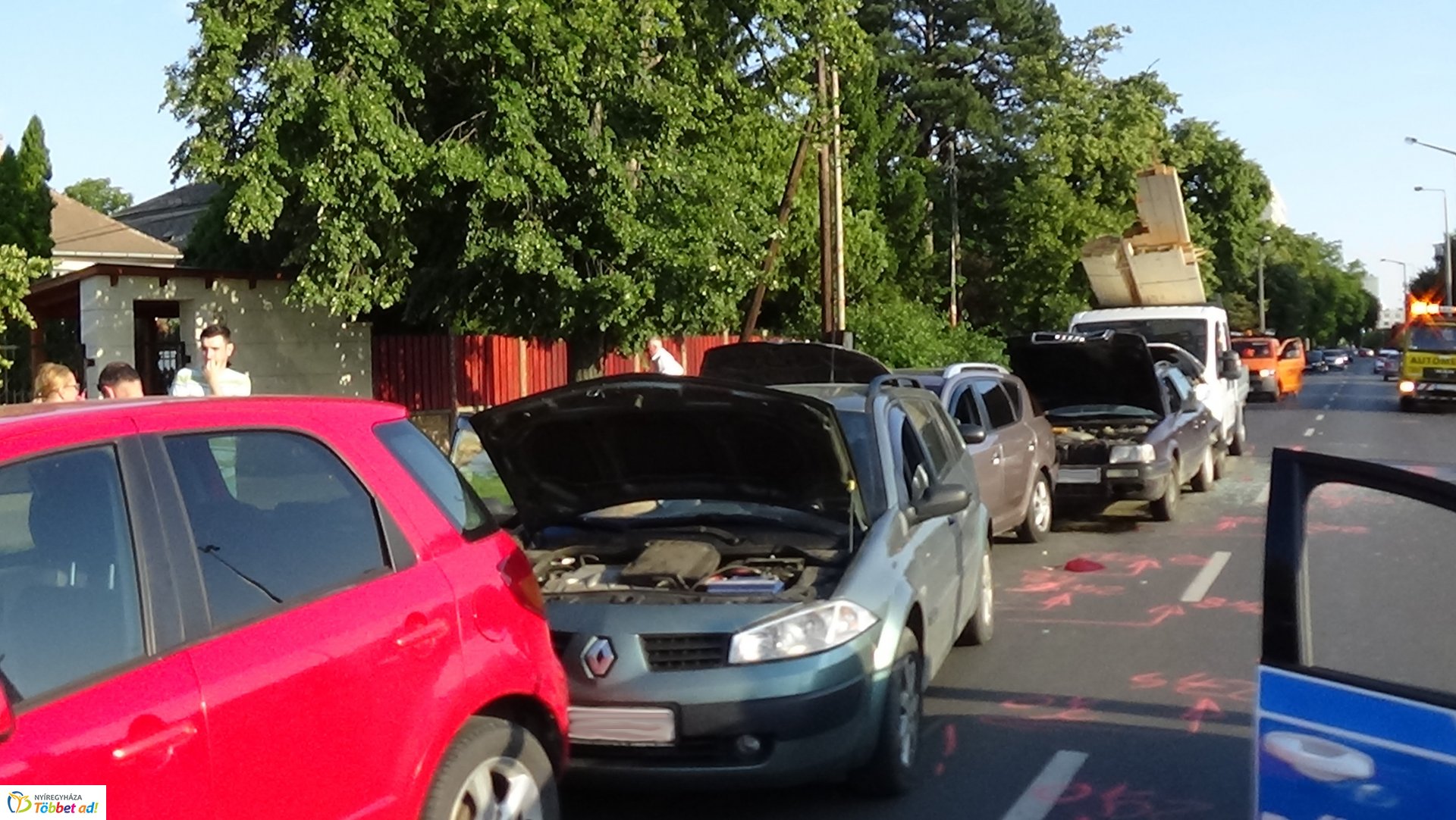 Helyszíni fotók a Sóstói úton történt tömeges karambolról