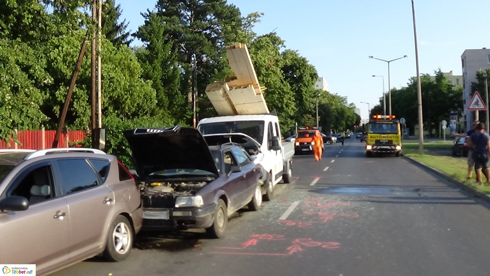 Helyszíni fotók a Sóstói úton történt tömeges karambolról