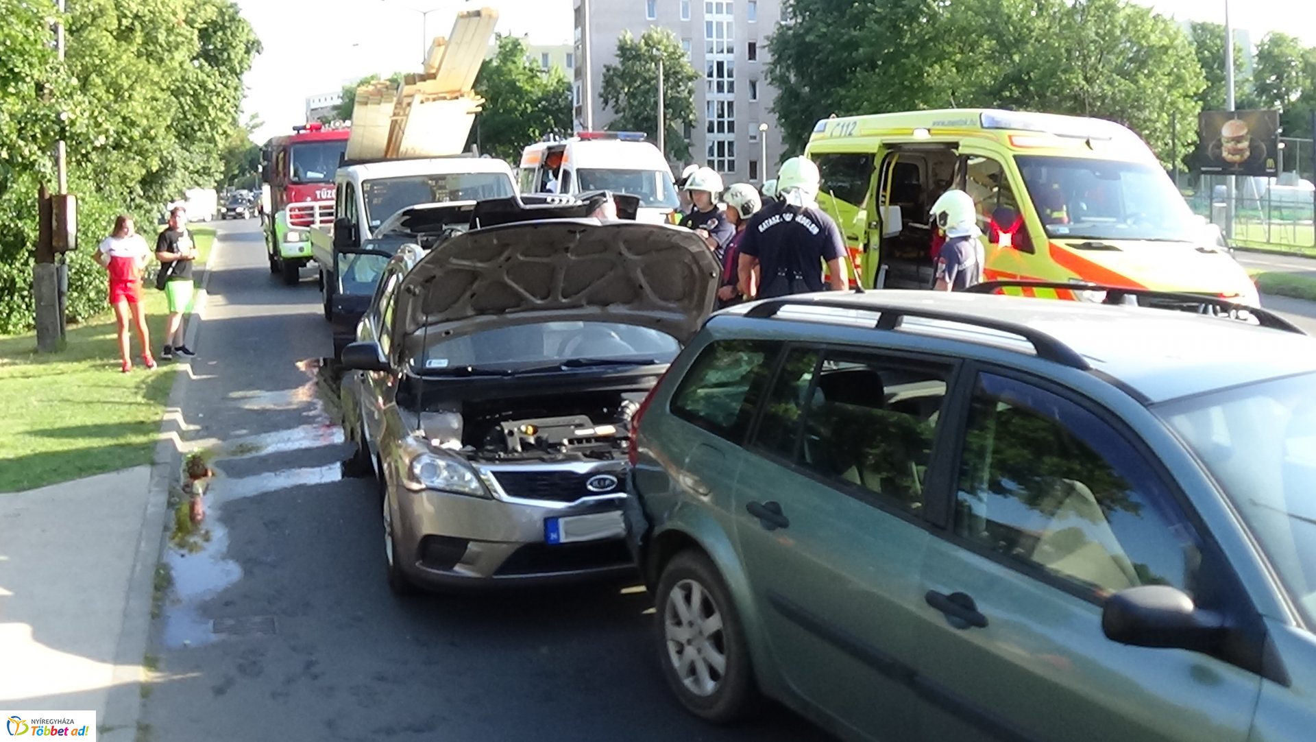 Helyszíni fotók a Sóstói úton történt tömeges karambolról