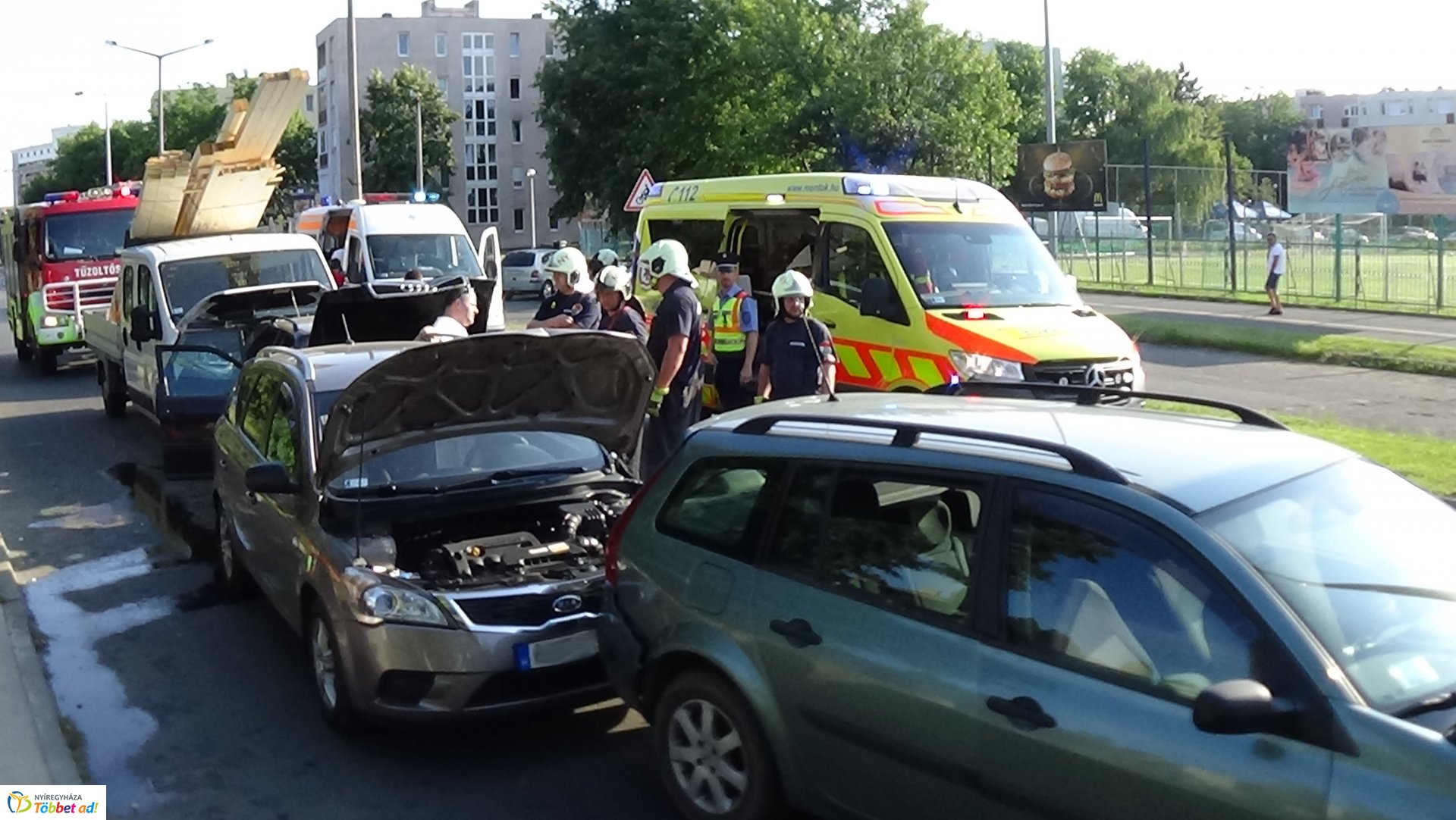 Helyszíni fotók a Sóstói úton történt tömeges karambolról