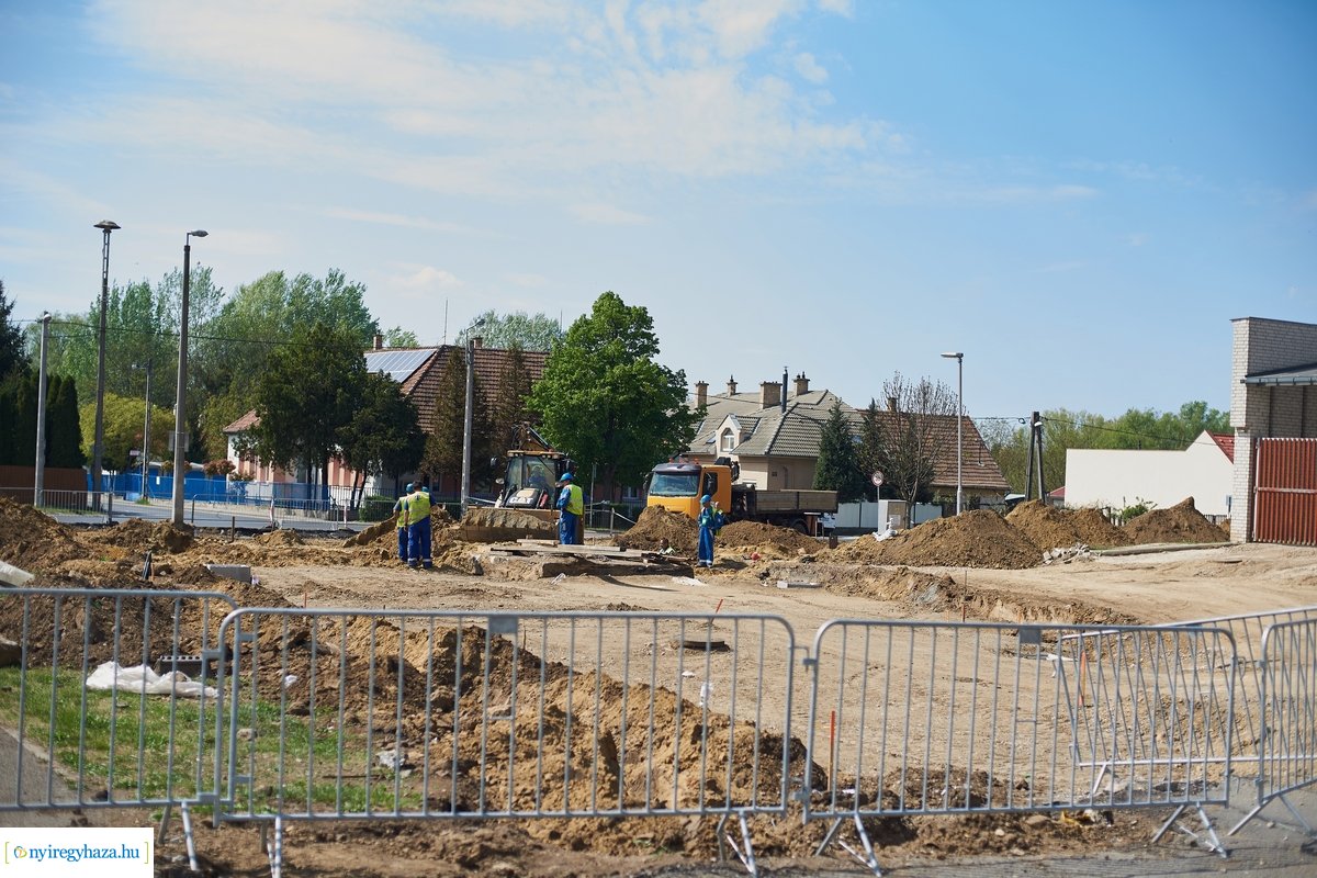 Helyszíni szemle a Család utcai körforgalmak építésénél