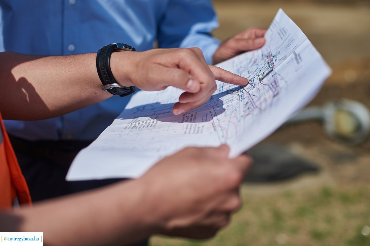 Helyszíni szemle a Család utcai körforgalmak építésénél