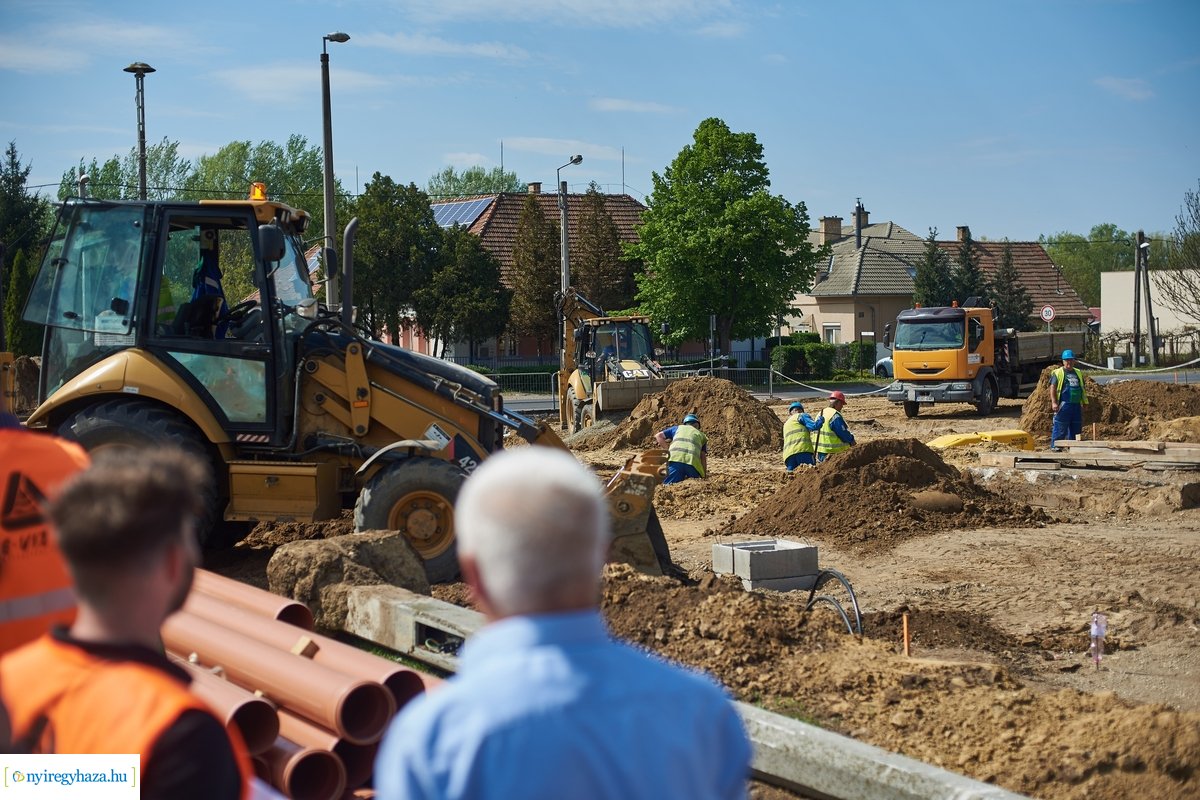 Helyszíni szemle a Család utcai körforgalmak építésénél