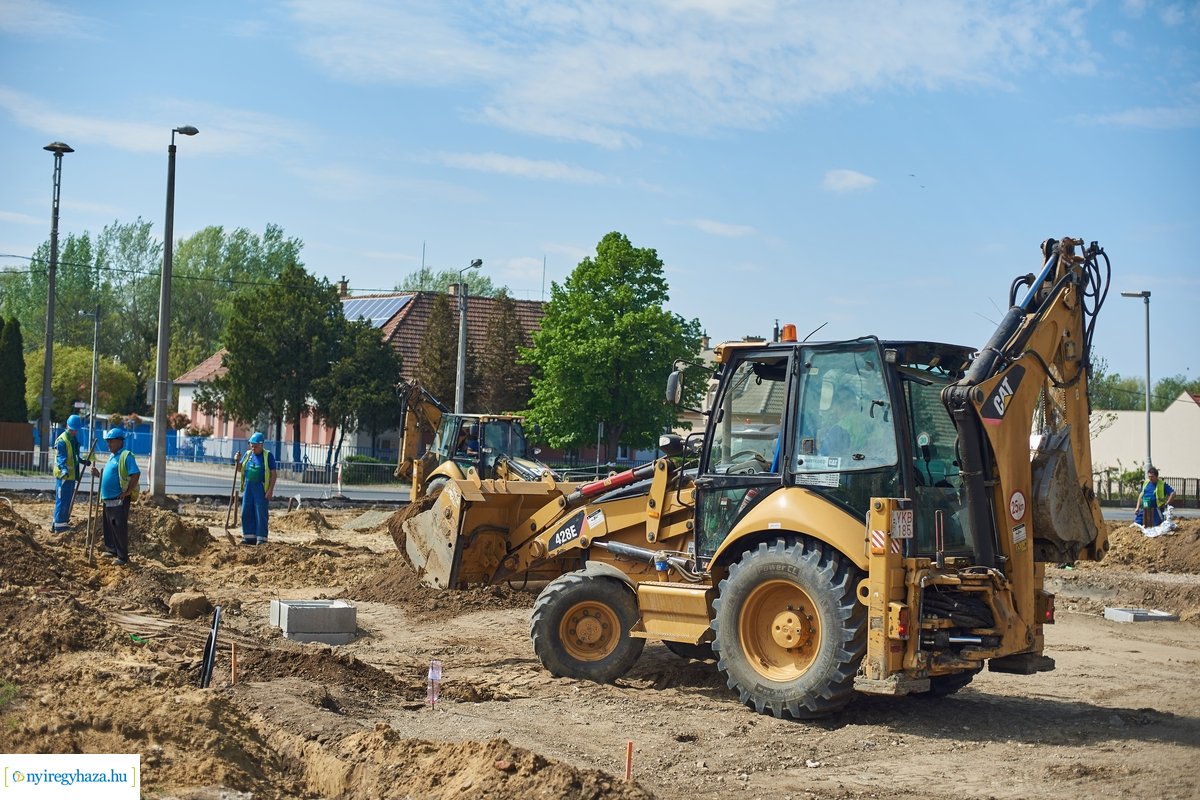 Helyszíni szemle a Család utcai körforgalmak építésénél