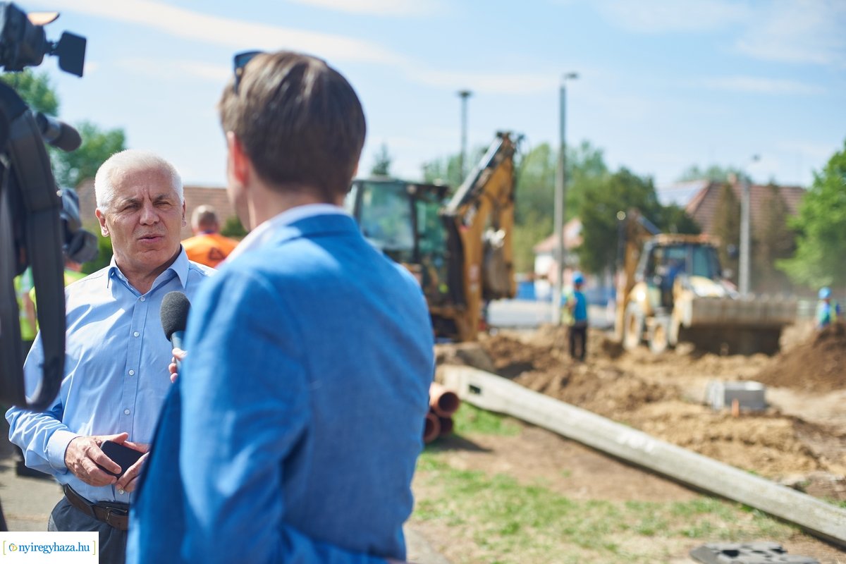 Helyszíni szemle a Család utcai körforgalmak építésénél