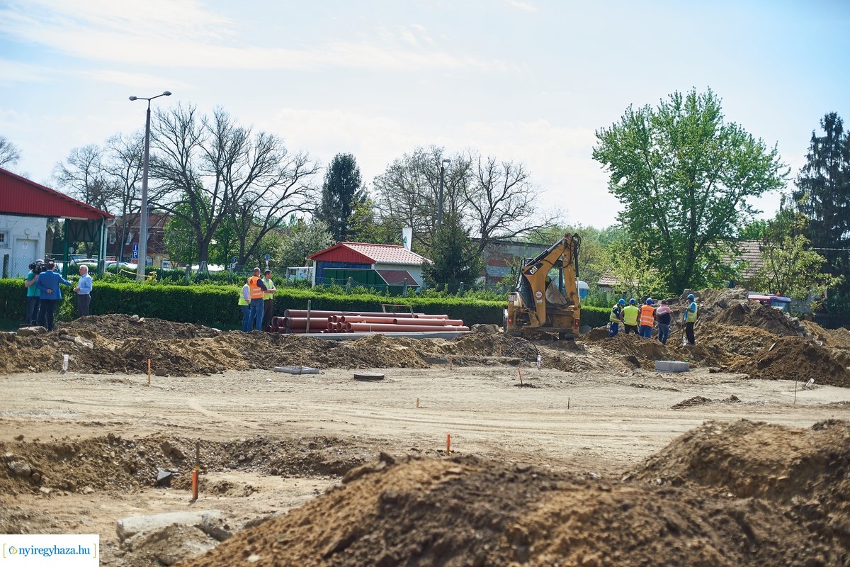 Helyszíni szemle a Család utcai körforgalmak építésénél