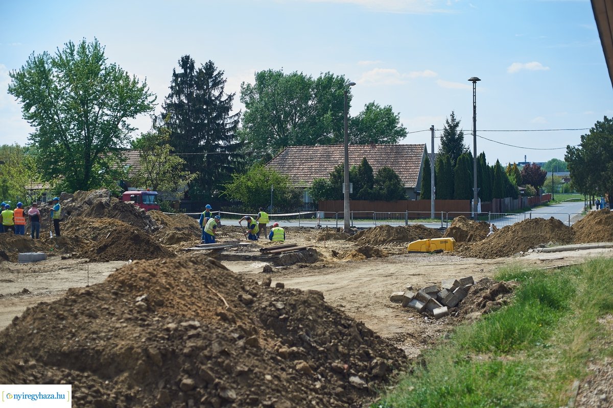 Helyszíni szemle a Család utcai körforgalmak építésénél