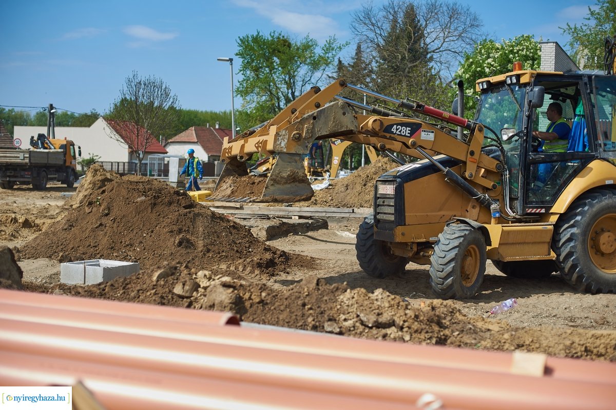Helyszíni szemle a Család utcai körforgalmak építésénél