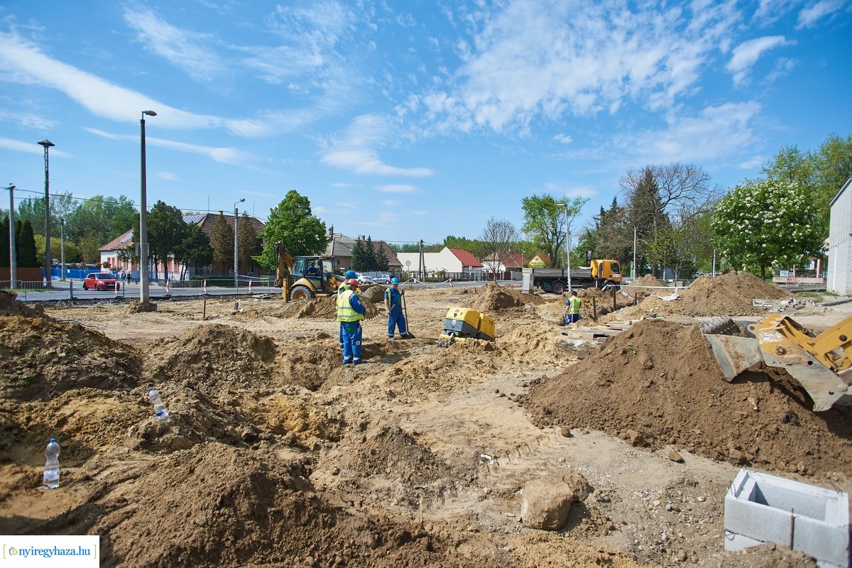 Helyszíni szemle a Család utcai körforgalmak építésénél