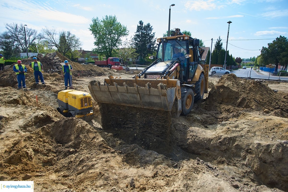 Helyszíni szemle a Család utcai körforgalmak építésénél