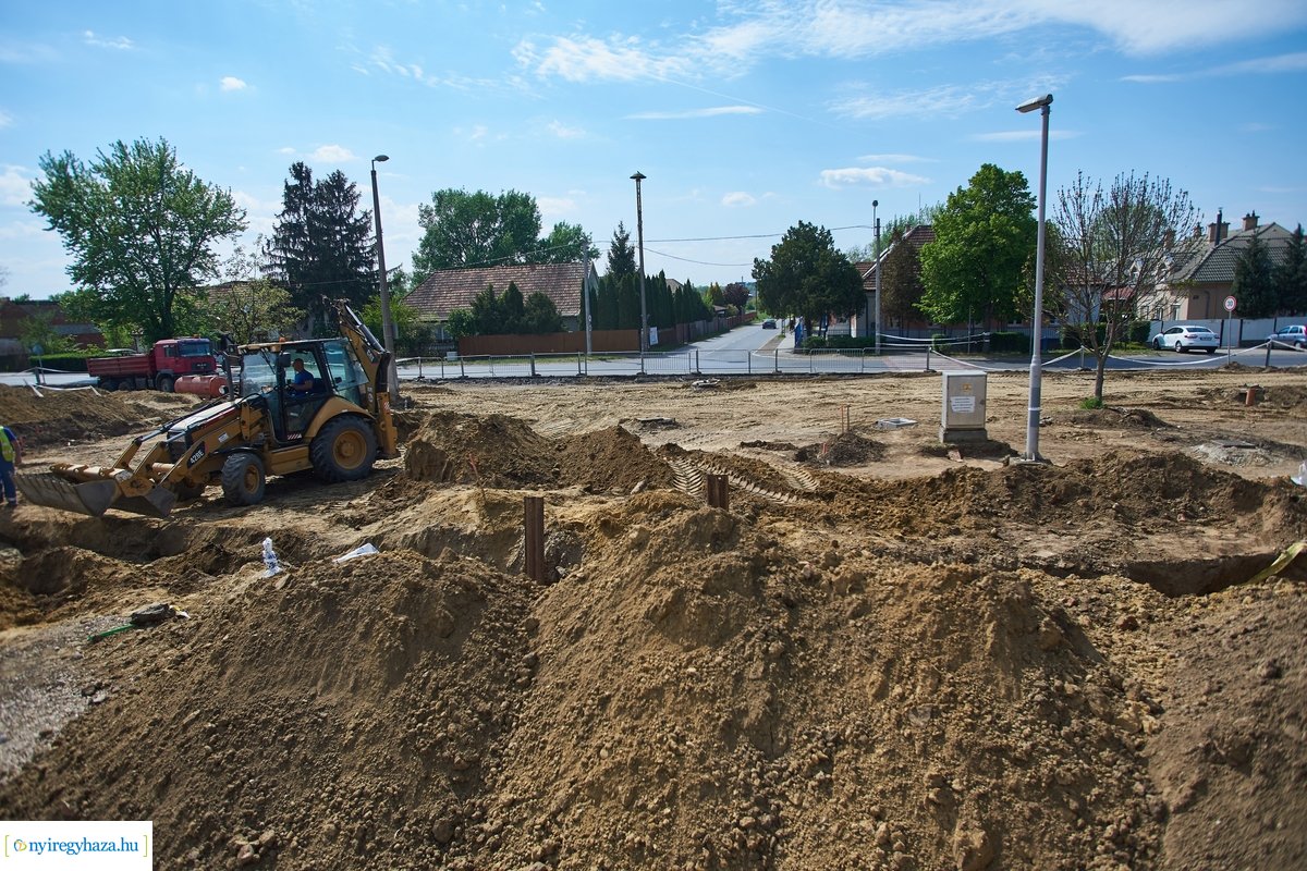 Helyszíni szemle a Család utcai körforgalmak építésénél