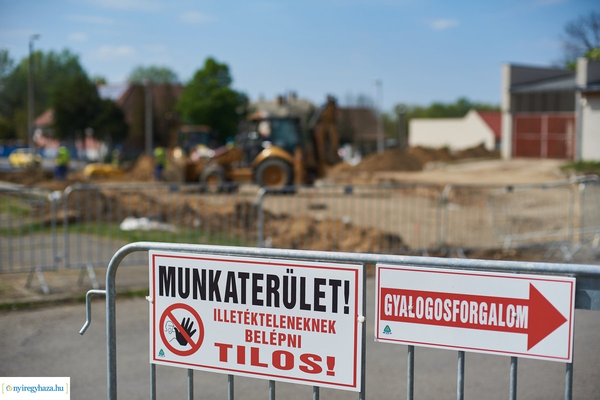 Helyszíni szemle a Család utcai körforgalmak építésénél