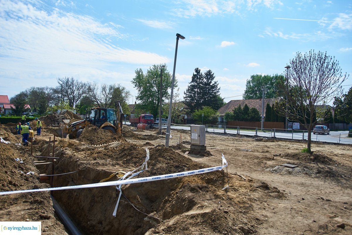 Helyszíni szemle a Család utcai körforgalmak építésénél