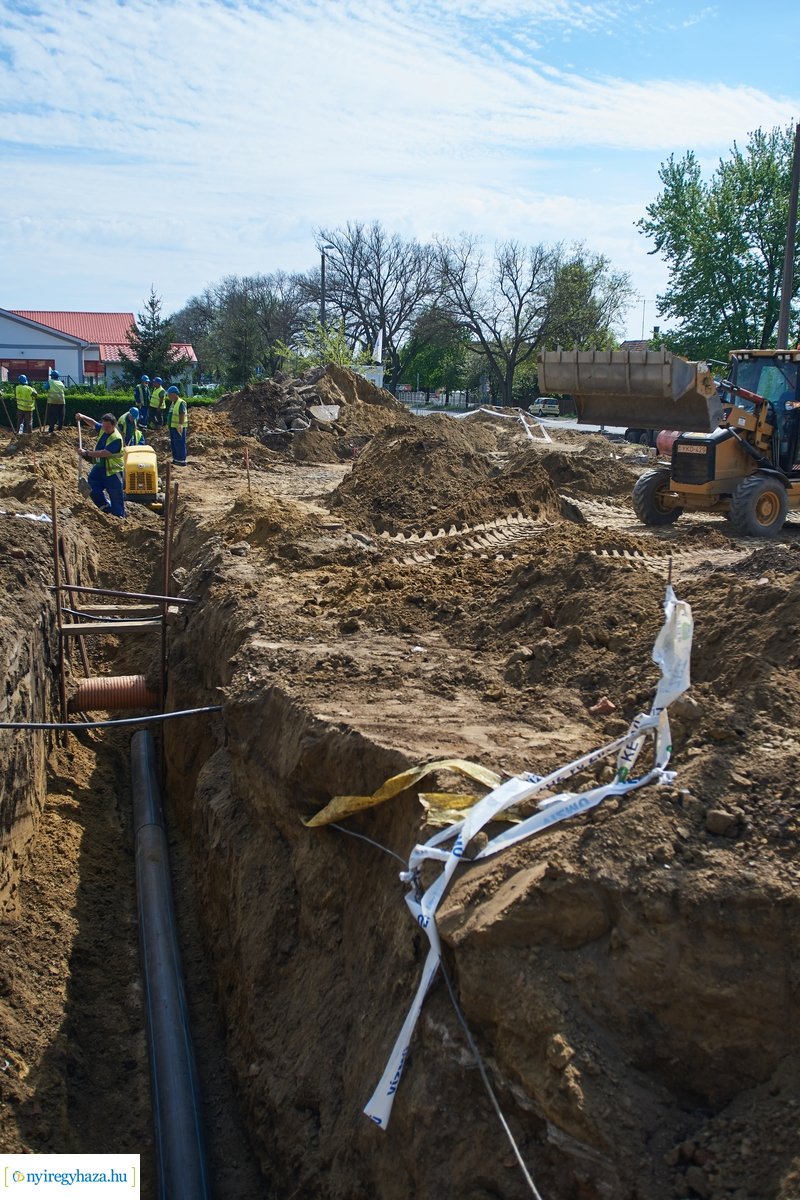 Helyszíni szemle a Család utcai körforgalmak építésénél