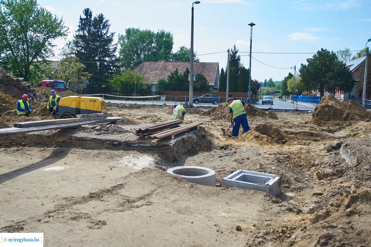 Helyszíni szemle a Család utcai körforgalmak építésénél