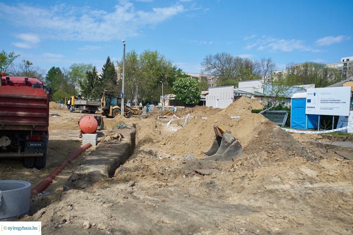 Helyszíni szemle a Család utcai körforgalmak építésénél