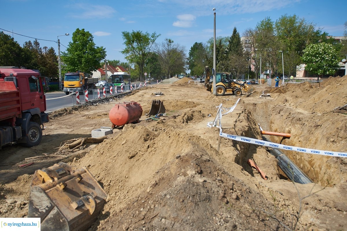 Helyszíni szemle a Család utcai körforgalmak építésénél