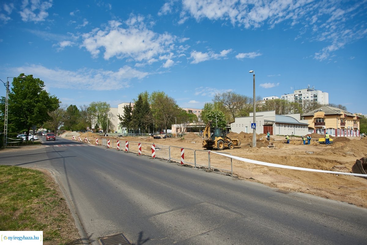 Helyszíni szemle a Család utcai körforgalmak építésénél