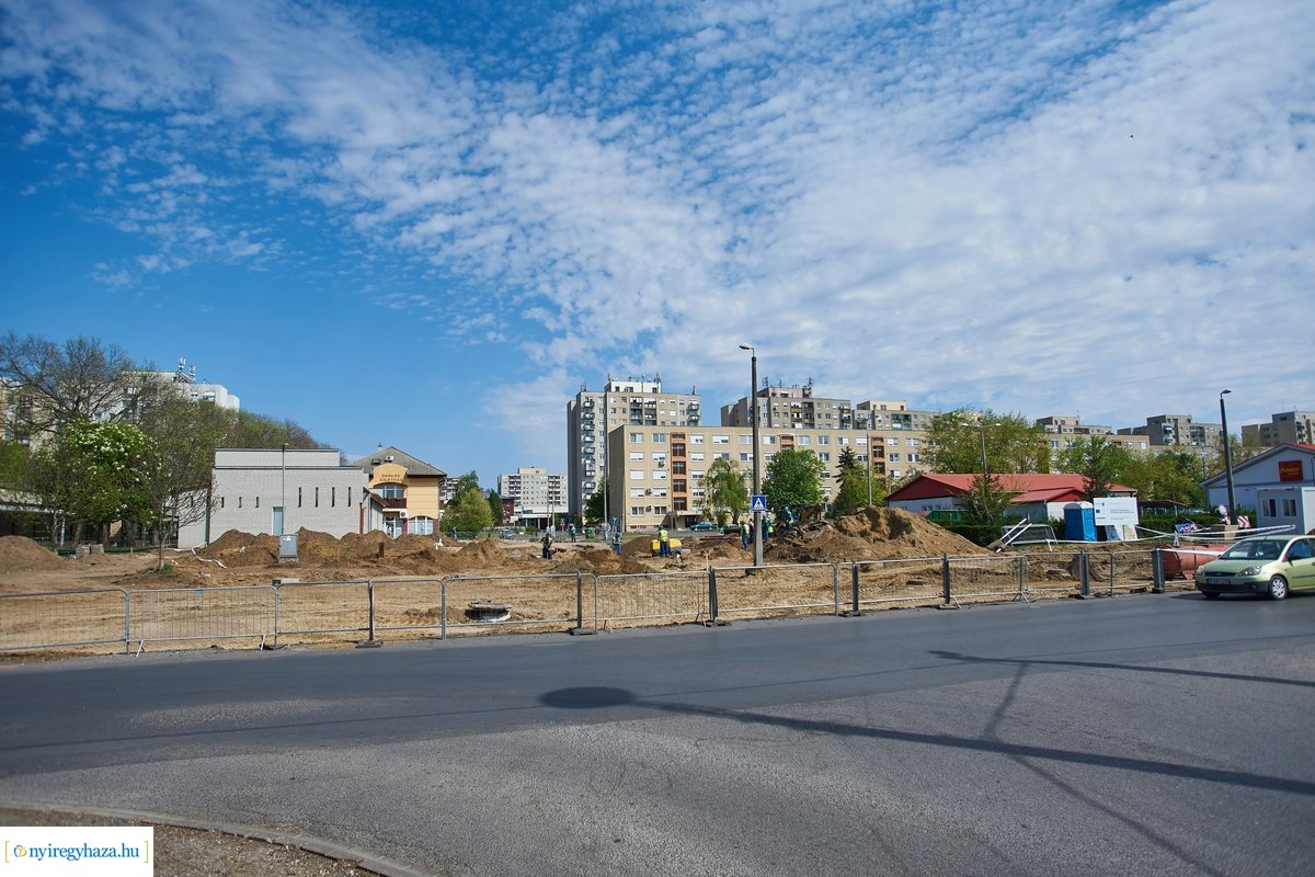 Helyszíni szemle a Család utcai körforgalmak építésénél