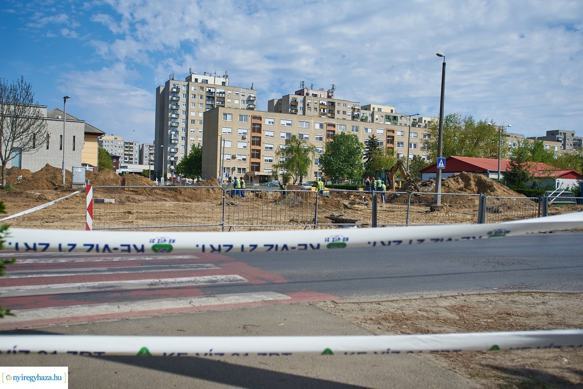 Helyszíni szemle a Család utcai körforgalmak építésénél